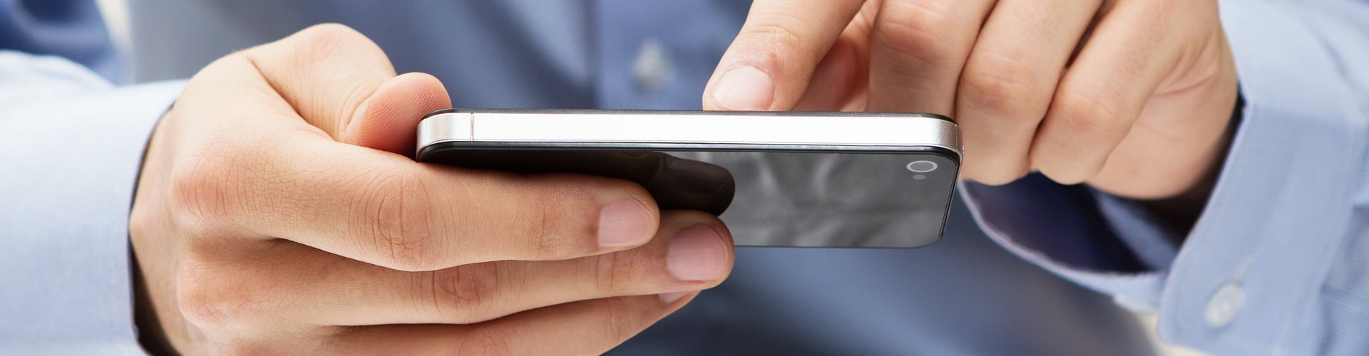 Jobcenter App Mann interagiert mit einer App am Handy