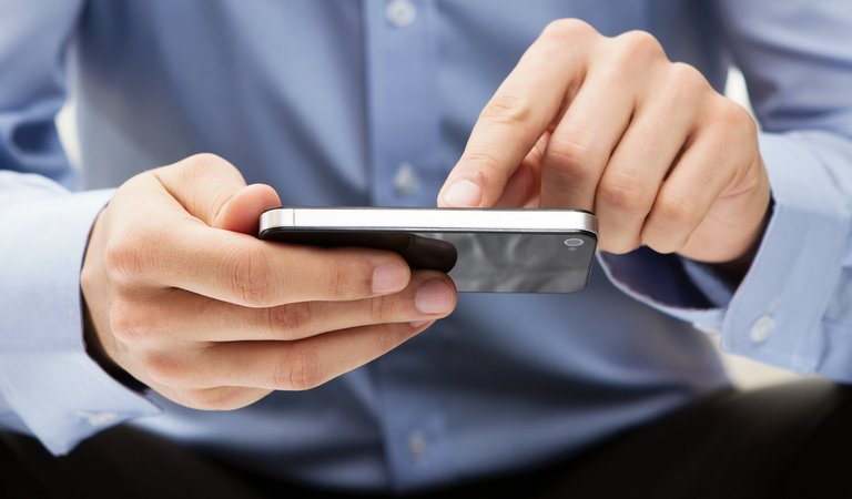 Jobcenter App Mann interagiert mit einer App am Handy