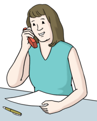 Eine Frau telefoniert und hat ein Blatt Papier und einen Stift vor sich auf dem Tisch (leichte Sprache)